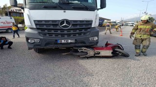 Kamyonun altında kalarak ezilen motosikletin sürücüsü hayatını kaybetti
