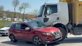 Kamyonun sürüklediği otomobilden burunları bile kanamadan çıktılar
