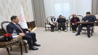 Kanunu ve eşsiz ses yeteneğiyle kulakların pasını silen otizmli Ertuğruldan valiyi mest eden mini konser