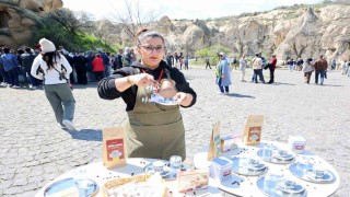 Kapadokyada turistlere Türk kahvesi ve lokum ikramı
