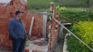 Karadeniz usulü ustalık: Duvarı yıkmadan yerini değiştirdiler
