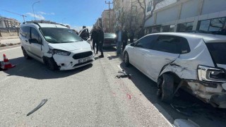 Karamanda hafif ticari araç park halindeki otomobillere çarptı: 1 yaralı