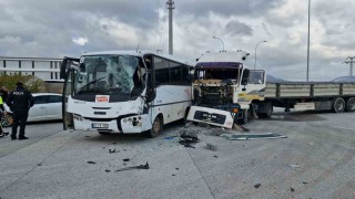 Karamanda işçi servisi ile tır çarpıştı: 12 yaralı