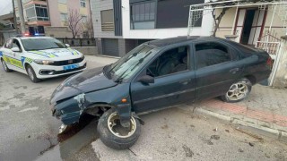 Karamanda kontrolden çıkan otomobil kaldırıma çıktı