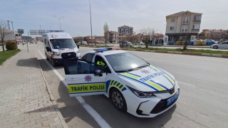 Karamanda otomobile çarpan motosikletli yaralandı