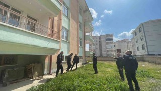 Karamanda pencereden düşen 3 yaşındaki çocuk yaralandı