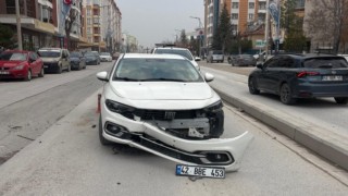 Karapınarda otomobil ile motosiklet çarpıştı: 1 yaralı