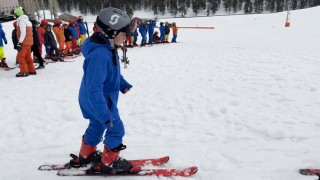 Karsın çocukları Nisanda 2 metre kar üzerinde kayak öğreniyor