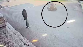 Karşıya geçmeye çalışan kadına otomobil çarptı: Kaza anı kamerada