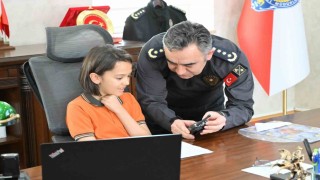 Karsta 23 Nisan coşkusu: İlkokul öğrencisi emniyet müdürü koltuğuna oturdu