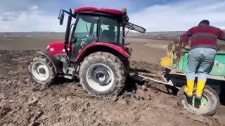 Karsta çamura saplanan traktörler güçlükle kurtarıldı