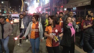 Karsta derbi zaferi coşkusu: Sarı-kırmızılılar sokaklara akın etti