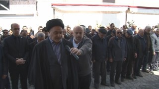 Karsta Kahramanmaraştaki okul saldırısının acısı paylaşıldı: Gıyabi cenaze namazı ve anlamlı yürüyüş