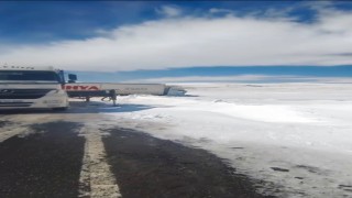 Karsta kayan tır yolu kapattı