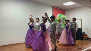 Karsta miniklerden büyük performans: Köy ilkokulu öğrencileri sahnede göz doldurdu