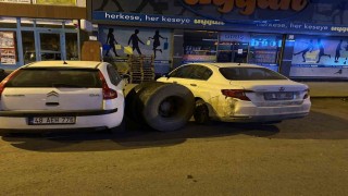 Karsta seyir halindeki kamyonun tekeri koptu: Park halindeki araçlar zarar gördü