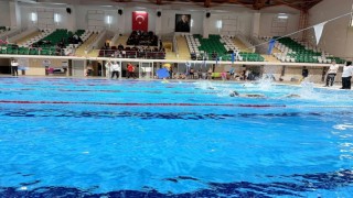 Karsta yüzme şöleni: Minik sporcular yarı final biletini aldı