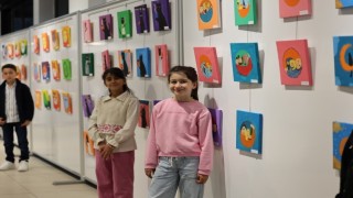 Kartepede minik ressamların eserleri Sanat Evinde sergileniyor