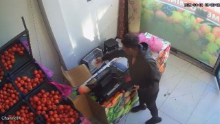 Kasada kimse yokken alışverişini yaptı, parasını bırakıp gitti: O anlar kamerada
