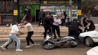 Kavga ihbarına gelen polisleri pankart ve pasta ile karşıladılar