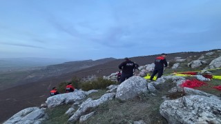 Kayalıklarda mahsur kalan keçiyi arama kurtarma ekipleri kurtardı