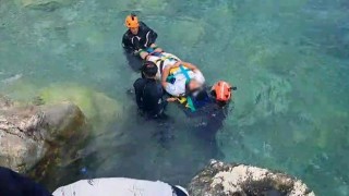 Kayalıklardan düşerek yaralanan şahıs için ekipler alarma geçti