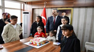 Kaymakamlıktan 23 Nisanda doğan çocuklar için jest