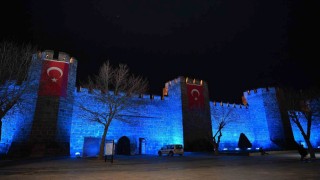 Kayseri Büyükşehir, tarihi surları mavi ışıkla aydınlatarak otizm farkındalığına dikkat çekti