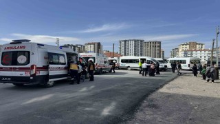 Kayseride iki servis aracının çarpıştığı kaza anı güvenlik kamerasında