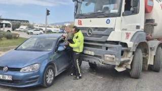 Kaza yapan aracın sürücüsünü polis camdan kurtardı