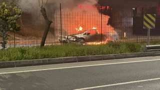 Kaza yapan otomobil alev topuna döndü: Yol trafiğe kapandı