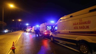 Kazada yaralanan kardeşi ile aynı ambulansa binmek isteyen yaralı ekiplere zor anlar yaşattı