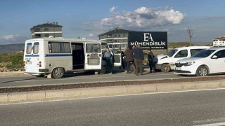 Kazadan sonra ters yöne giren minibüs hafif ticari araçla çarpıştı: 1i çocuk 4 yaralı