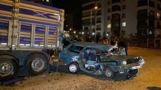 Kazaya karışan otomobil, park halindeki tıra çarptı: 1ağır 4 yaralı