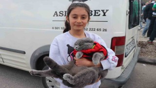 Kedisiyle stadyuma gelen minik taraftar bu sefer de Bursasporun yanında