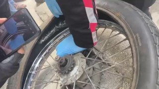 Kendi rızasıyla evindeki esrarı polise teslim etti, uyuşturucuyu motosiklet lastiğine gizlediği ortaya çıktı