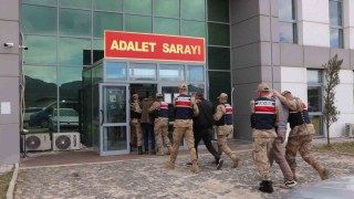 Kendini polis ve savcı olarak tanıtıp 2 milyon lira vurgun yapan 3 şüpheli tutuklandı