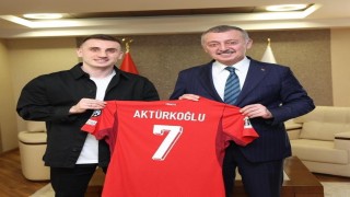 Kerem Aktürkoğlundan Başkan Büyükakına ay-yıldızlı forma