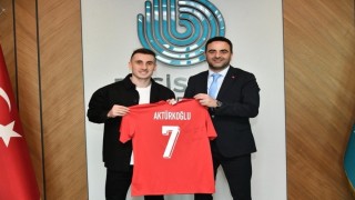 Kerem Aktürkoğlundan Başkan Özlüye forma hediyesi