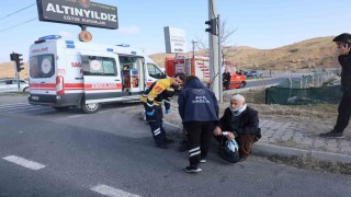 Kırmızı ışıkta bekleyen otomobile çarptı: 2 yaralı