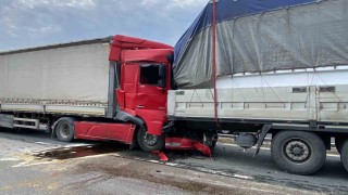 Kocaeli TEMde 6 tır birbirine girdi: Ankara yönü trafiğe kapandı