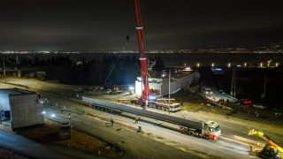Kocaelide 700 tonluk vinçle 9 saatlik gece operasyonu