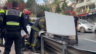 Kocaelide facianın eşiğinden dönüldü: Freni tutmayan otomobil bariyerlere çarptı