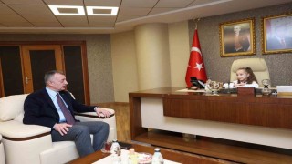 Koltuğu devralan minik başkan ilk talimatlarını verdi