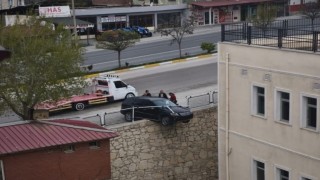 Kontrolden çıkan araç istinat duvarında asılı kaldı