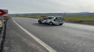 Kontrolden çıkan kamyonet karşı şeride geçerek ticari araçla çarpıştı: 1 yaralı