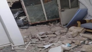 Kontrolden çıkan otomobil bahçe duvarını yıkarak eve çarptı: 1 yaralı