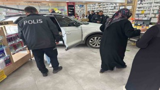 Kontrolden çıkan otomobil eczaneye daldı: 1 yaralı