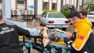 Kontrolden çıkan otomobil elektrik direğine çarptı: 3 yaralı