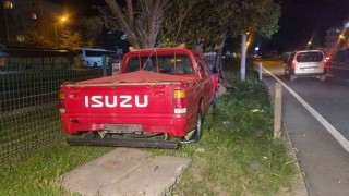 Kontrolü kaybeden kamyonet orta refüje savruldu; 1 yaralı